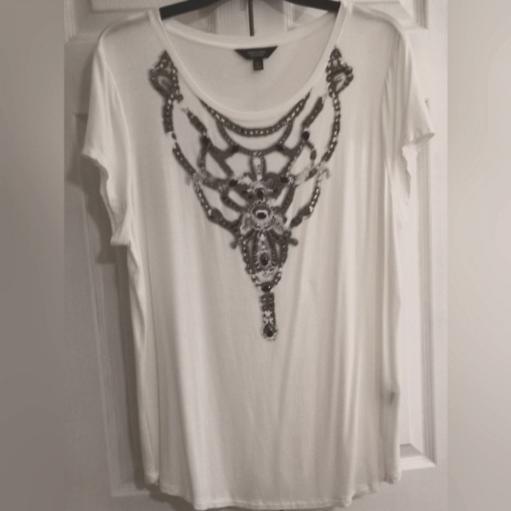 🌴 2/$20 - Simply Vera - Vera Wang NWT White Top w/Jeweled Medallion Design - L